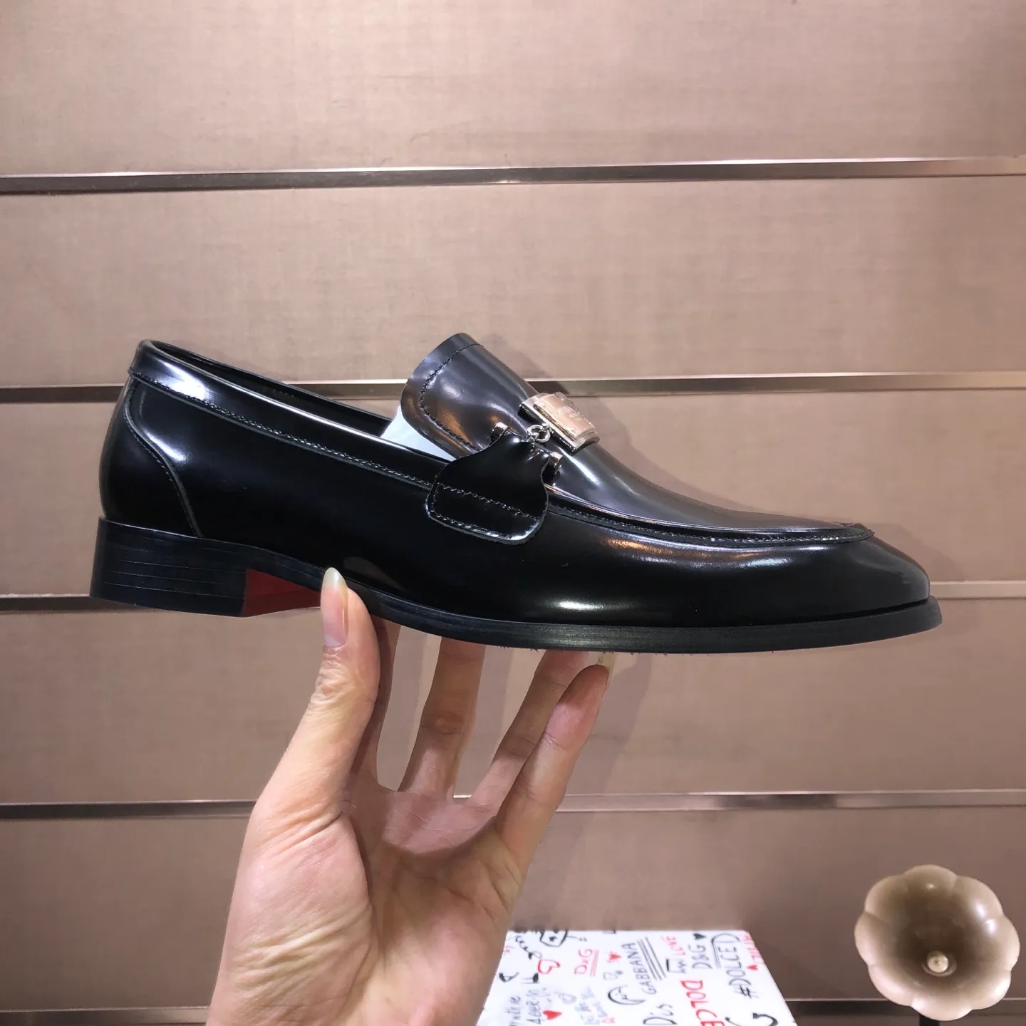 Ex-factory price 500💰DG top quality🔍🔍men's new leather shoes🚹Sold simultaneously at counters⚠Shoe uppers are imported cowhide from Italy, fully imported cowhide lining, imported accessories💪💪, completely 1⃣️ to 1⃣️replica🇮🇹 💪💪, ⚠Sole: The original sole is specially provided by the original factory, the exclusive movable molded sole is super comfortable, ⚠The original factory follows the order, 🔍🔍high quality, you can enter and exit the counter at will, welcome to compare ⚠Number of sizes: 38-44 (45 customized)